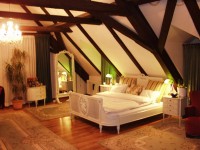 /album/photogallery/upstairs-bedroom-jpg/